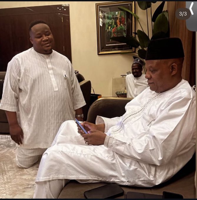 He didn't even kneel for Seyi Tinubu. Imagine kneeling for Shettima.
Cubana Chief Priest is a cow. 😂😂😂😂