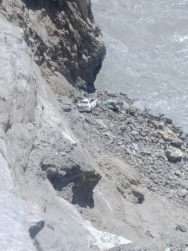 سکردو: لاپتہ ہونے والے چار سیاحوں کی گاڑی کا سراغ لگا لیا گیا ہے۔ یہ گاڑی ایک حادثے کا شکار ہوئی تھی اور گنجی و استک نالہ کے درمیان دیکھی گئی ہے۔

خدا معلوم یہ زخمی کتنے دنوں تک زندگی اور موت کی کشمکش میں مبتلا رہے ہونگے۔ یہ واقعہ گلگت بلتستان کی انتظامیہ کیلئے ایک سیاہ دھبہ ہے۔