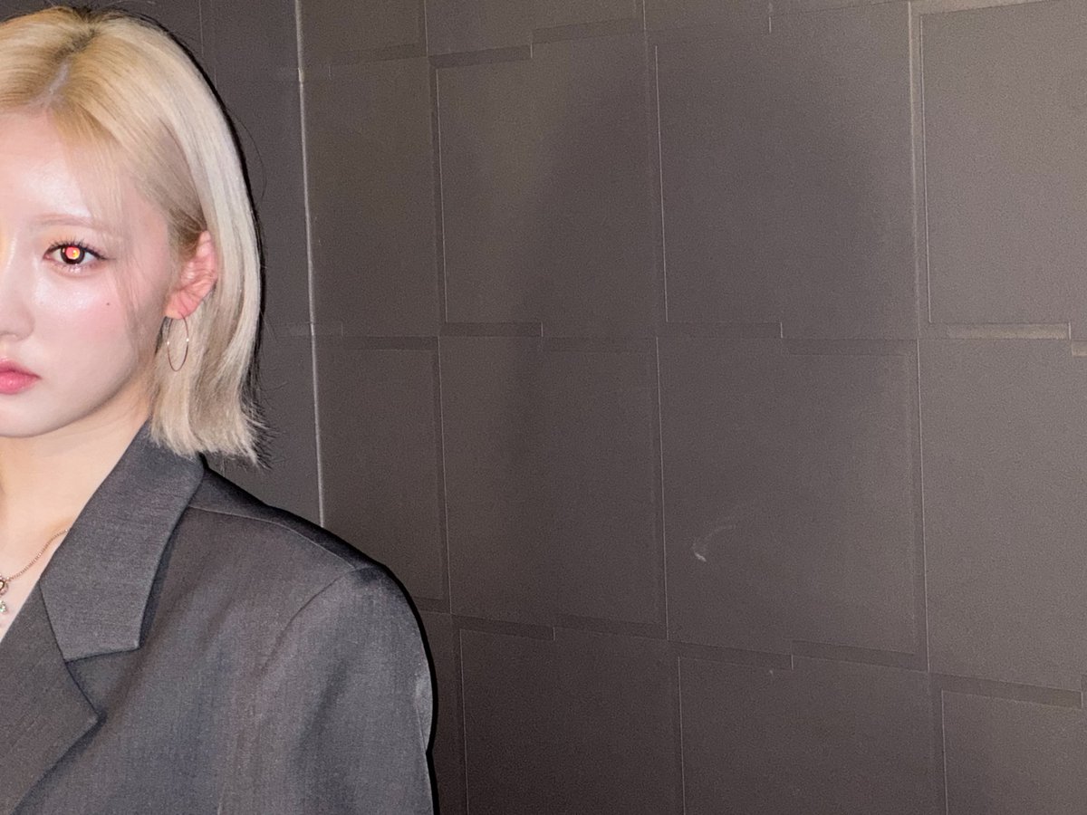 𐔌 ⊹ ࣪ ˖  Gotta catch this monumental mirror moment! It truly is finally en route to the USA for the concert I've been counting down the seconds for. My face is trying to play it cool, but my heart is totally giving away my 이건 정말 일어나고 있어요. “🍶