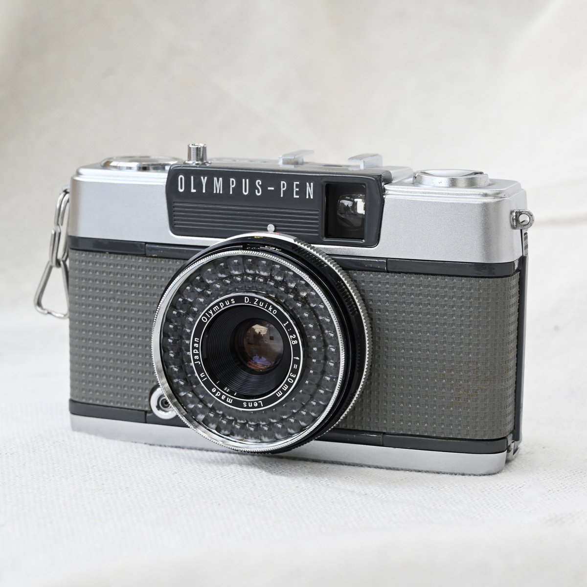 champcamera's tweet photo. #OLYMPUS PEN EES-2(整備済み)¥24,000- by #青葉台 店
1968年発売の #ハーフサイズカメラ「ペンEES-2」
ペンEESになかったホットシ��ーの追加や、ゾーンフォーカスも4段階に。
更にフィルム感度もISO400に対応可能でより使いやすくなっています◎
#フィルムカメラ #PENEES2
https://t.co/83uC8NdtUU https://t.co/KnhyyRb5s6