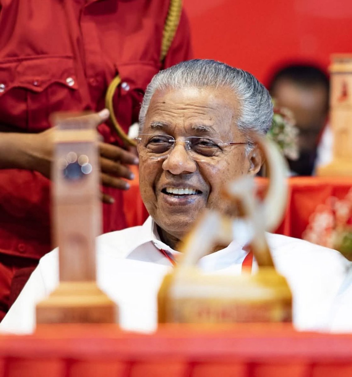 Happy birthday dear captain comrade <a href="/pinarayivijayan/">Pinarayi Vijayan</a> 💐