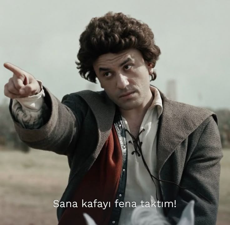 Gassal izleyip üzüleceğime prens izler gülerim :))
Kahvaltı yaparken de ayrı bir zevkli 🫠