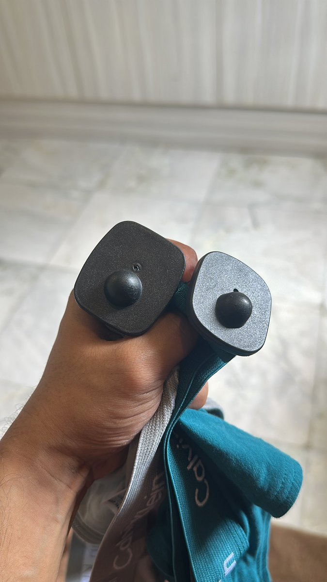 avinashksk's tweet photo. @NykaaMan How do you expect me to take these tags off at home? 

Starting to lose faith in online shopping. 🤦🏻‍♂️ https://t.co/onq3sPqCML