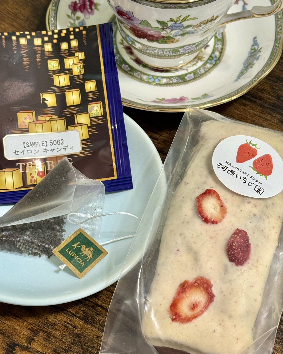 seren (@misora_seren) on Twitter photo 本日のお茶はルピシアのサンプルでいただいたセイロン・キャンディです🤗
お茶受けはいちごのパウンドケーキ🍓
お供はみはるちゃん💕
#本日のドールとお茶 218
Today's tea with doll
#angellstudio #ASDOLL
#花木蘭 #HuaMulan
💄<a href="/adora_bjd/">BJD_Dora.zip</a>
#うちの子かわいい 本日のお茶はルピシアのサンプルでいただいたセイロン・キャンディです🤗
お茶受けはいちごのパウンドケーキ🍓
お供はみはるちゃん💕
#本日のドールとお茶 218
Today's tea with doll
#angellstudio #ASDOLL
#花木蘭 #HuaMulan
💄<a href="/adora_bjd/">BJD_Dora.zip</a>
#うちの子かわいい