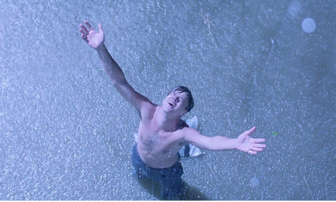 Beautiful rain!! 💦💦💦 10mm in the gauge this morning!
The head Greenkeeper this morning on the 18th green!