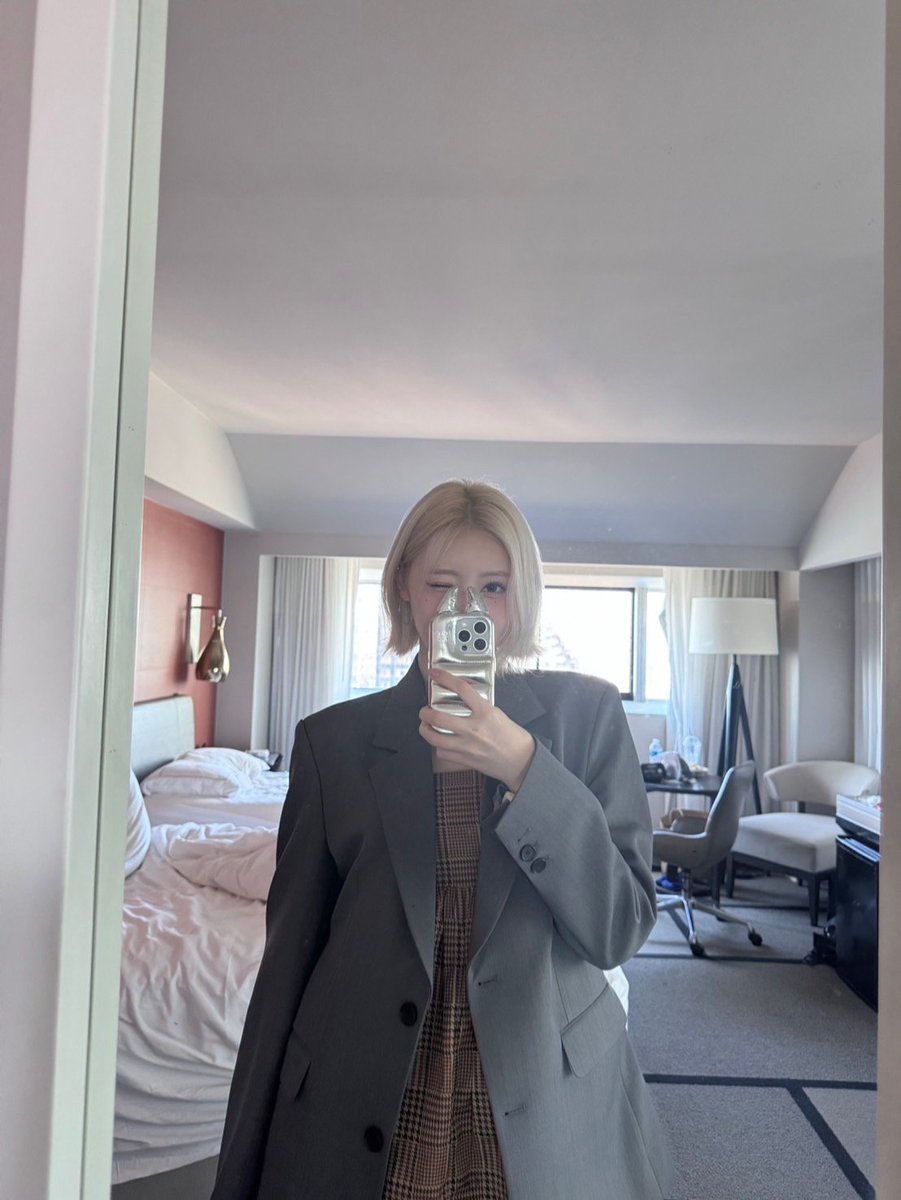 ⓘ   Just popping in to say I've landed safely, Monstiez! Like a thousand spring flowers all unfurling at once, a wave of happiness washed over me. As part of my mission to spread good vibes, so I grabbed my phone for some mirror selfie to send this sunshine your way. 🌤️ ׅ ࣪ ˖