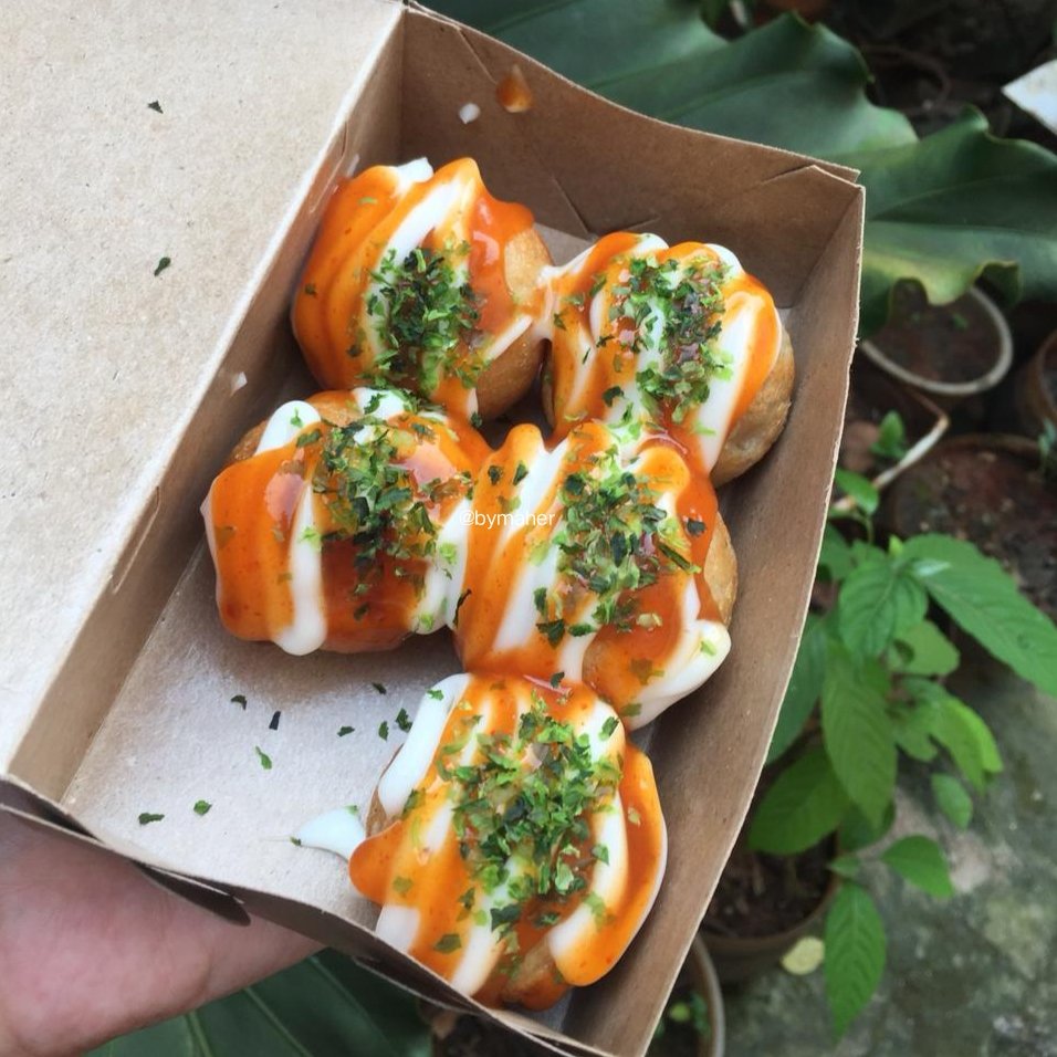 bymaherr's tweet photo. halo kakak kakak purwakarta 👋🏻

aku open order takoyaki aku start from 13k uda dapet 5 balls nii 😋👍🏻

bisa order via gofood &amp; shopeefood ya guys~
 
gofood : https://t.co/u0Hv05JHoF
shopeefood : https://t.co/S0o8p1QV2I

varian nya aku spill dibawah yaa 👇🏻 https://t.co/u8Klq0TwP7