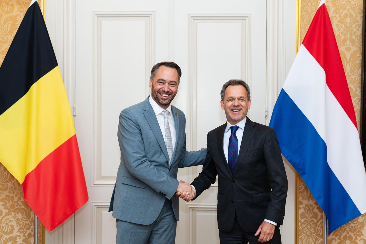 (NL/FR) 🇳🇱 Ik was gisteren in Den Haag voor een warm gesprek met mijn Nederlandse collega <a href="/CasparVeldkamp/">Caspar Veldkamp</a>. België en Nederland delen niet alleen een grens, maar ook een visie: een Europa dat samenwerkt, dat beschermt en dat vooruitkijkt.

We wisselden van gedachten over de grote