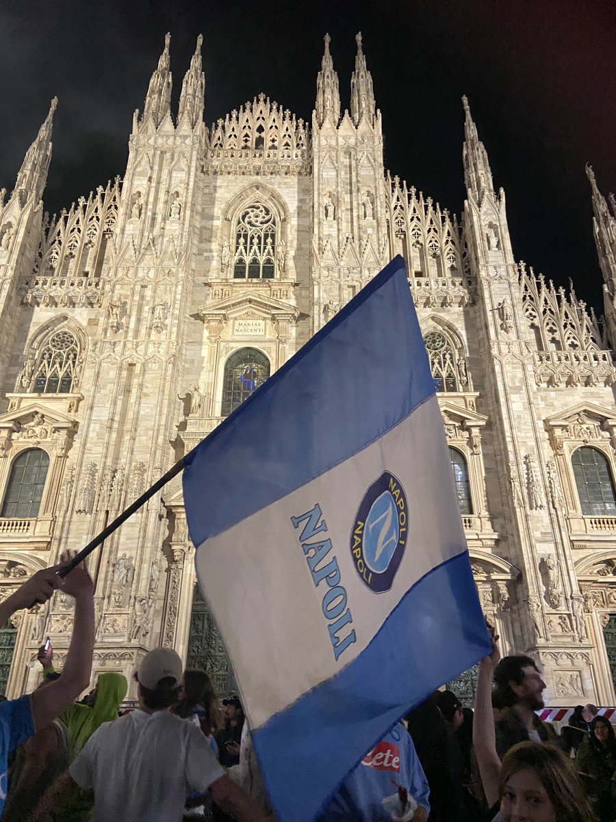 ElenaSssssri's tweet image. E poi vedo la mia Milano tingersi d’azzurro e penso a parte della mia famiglia, ai miei amici che si son trasferiti… 
Questa festa è soprattutto per voi 
💙💙💙💙
#AG4IN #Napoli #NAPOLISCUDETTO