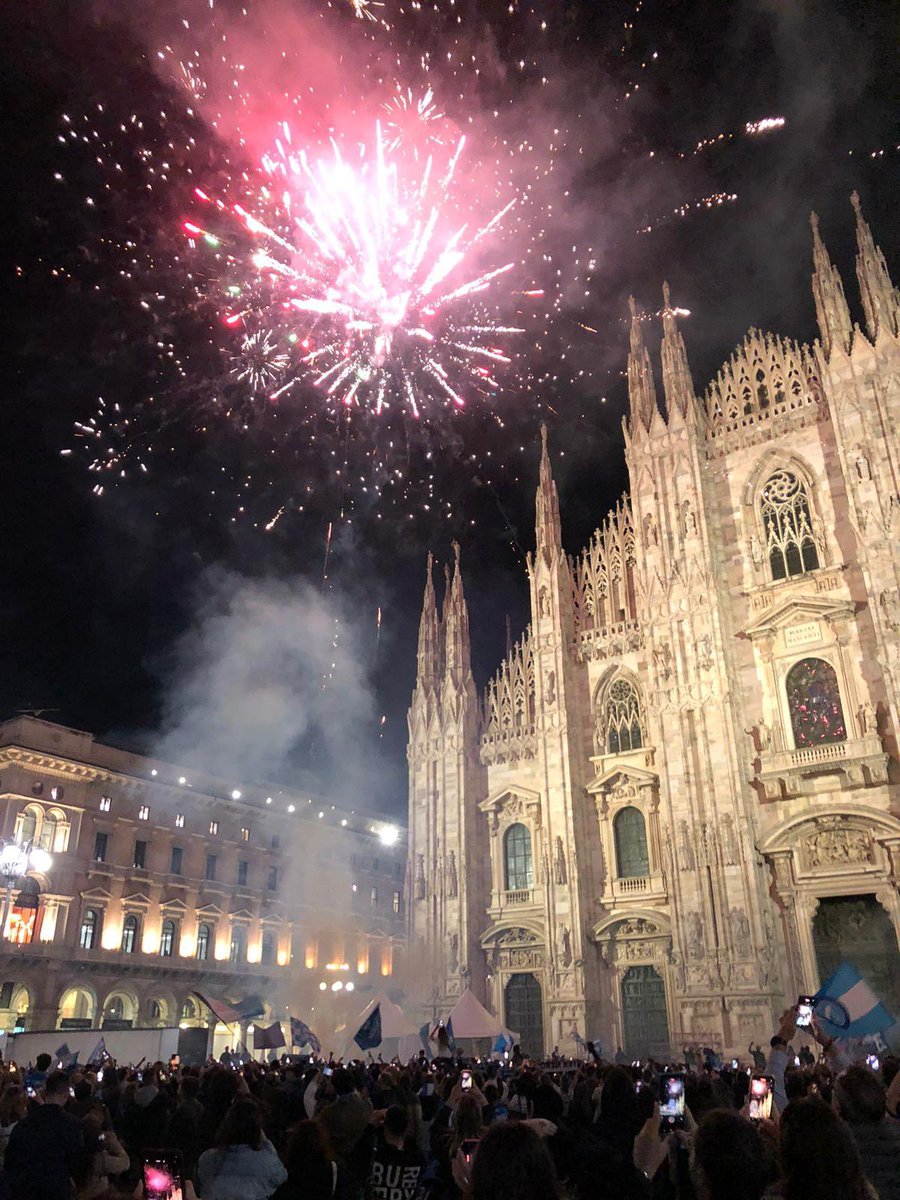 ElenaSssssri's tweet image. E poi vedo la mia Milano tingersi d’azzurro e penso a parte della mia famiglia, ai miei amici che si son trasferiti… 
Questa festa è soprattutto per voi 
💙💙💙💙
#AG4IN #Napoli #NAPOLISCUDETTO