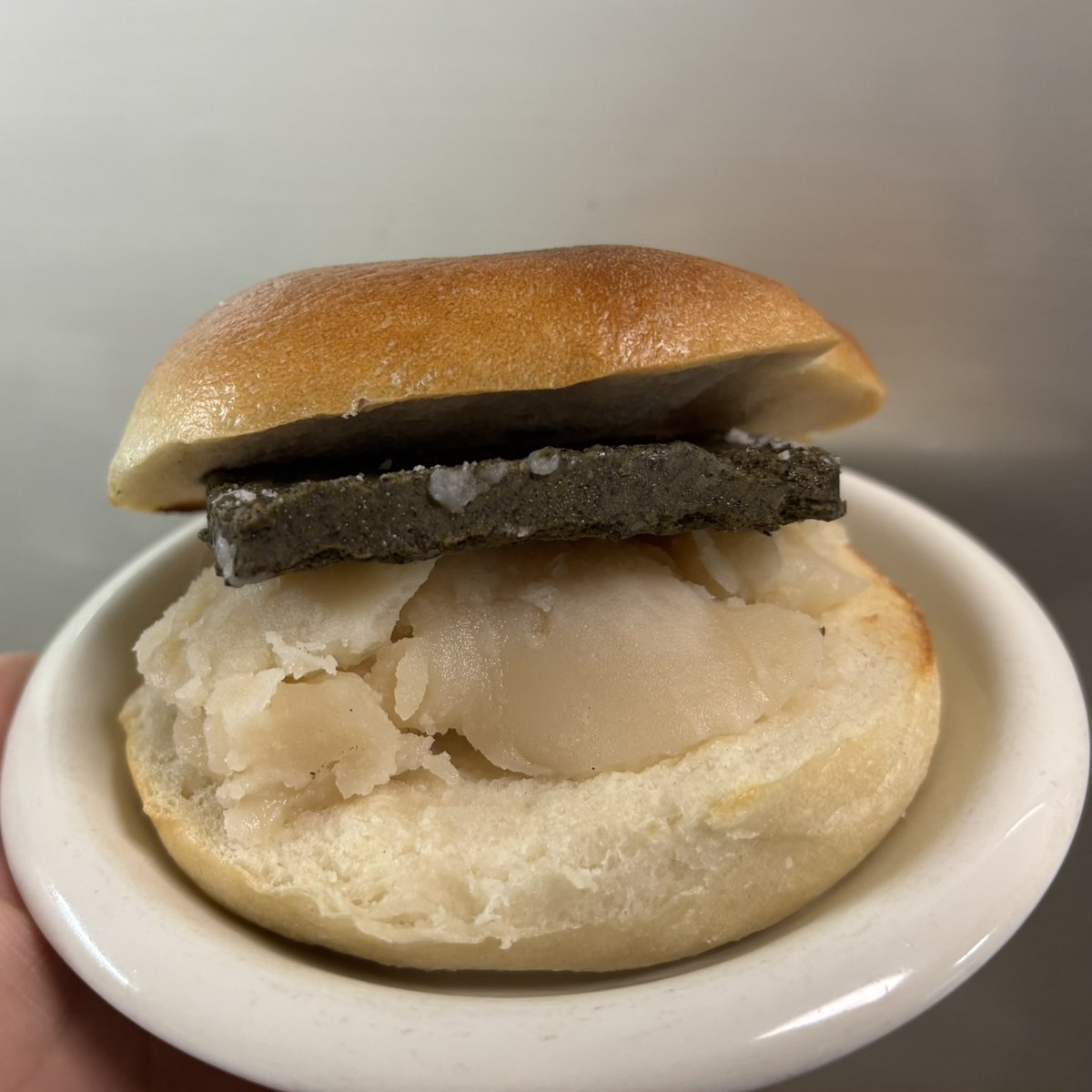濃いほうじ茶バターたまらない🥹🩷
パンリベイクして冷たいバターとミルクあんを挟んで天国いきですわ🥯🩷💛