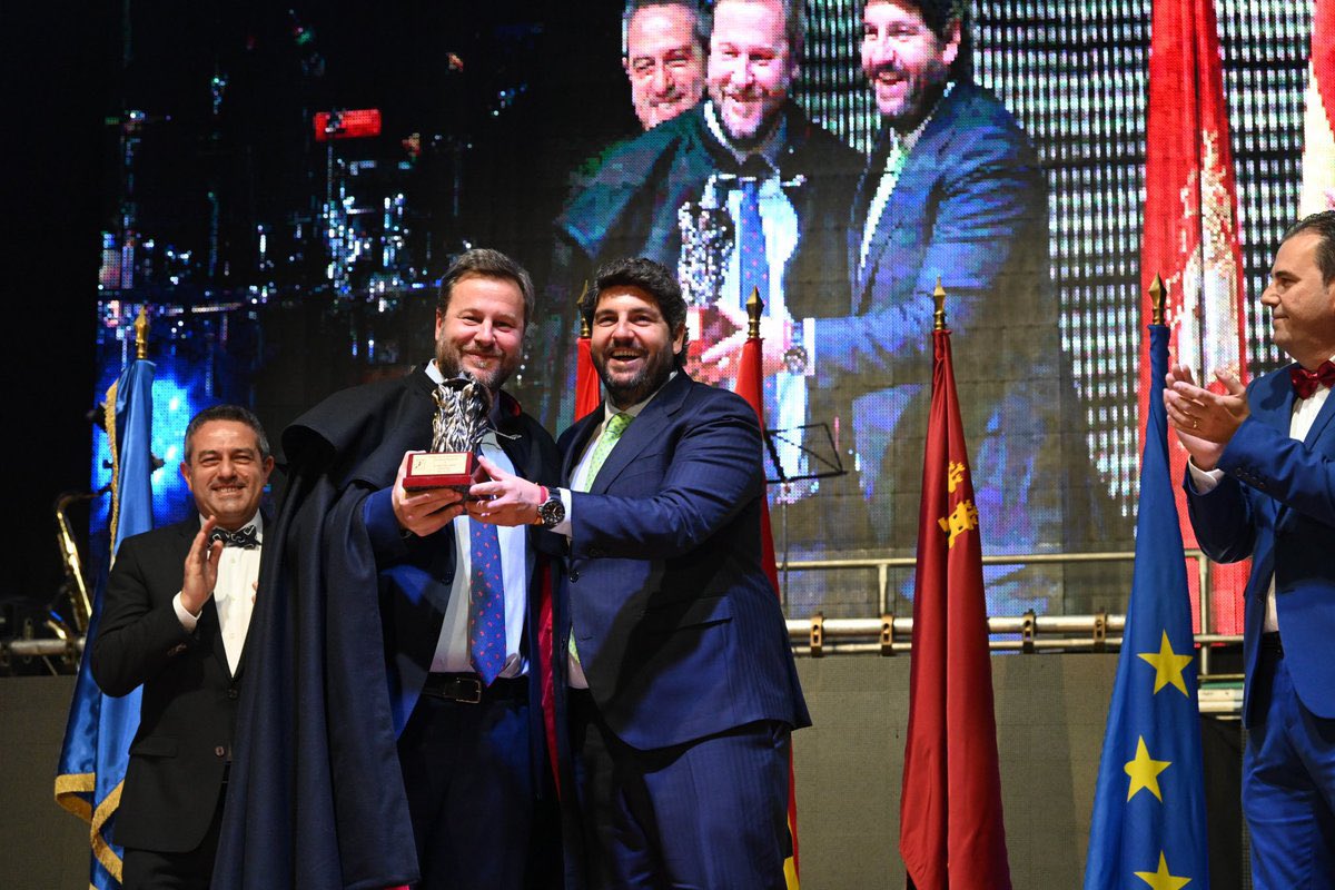 Hace un año de un día inolvidable! Hoy es el gran día de #Alcantarilla <a href="/FiestasBruja/">Fiestas Bruja</a> Hace un año tuve el inmenso honor de disfrutar siendo Brujo 2024. Gracias otra vez y hoy a disfrutar máximo con el desfile y la quema! 🧙🏼