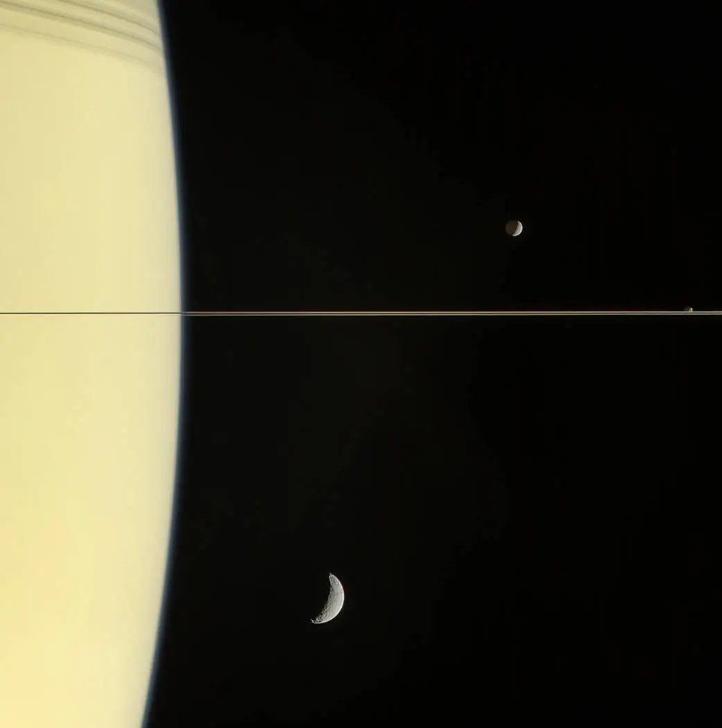 Ohhhhh!
La nau Cassini ens va enviar milers de fotografies, al llarg dels 13 anys que va orbitar Saturn.
Aquesta n'és una, molt espectacular.
Per sobre dels anells que es veuen de perfil, Mimas i el petit Janus (l'albireu?). Per sota i en primer pla, Tethys.
Crèdit: NASA/JPL.