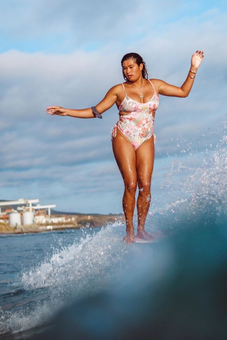 Hanging five and catching vibes. The nose riding inspo needed this Saturday ✨
📷: @avalon.gall

#noseridevibes #surfinggoals #longboardmagic #surfgirl