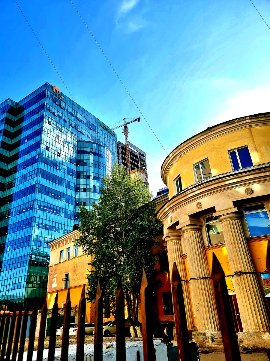 Өнөөдрийн өнгөөр ээрсэн утас дээр өнгөрснөөс үлдсэн дээс нэмж томоод маргаашийг наашлуулж нөгөөдрийг бөхлөх олс уяагаа бэлдэж суугаа нь одоо цагийн үйл бүтээл.Өчигдөргүй өнөөдөр гэж үгүйтэй адил өнөөдөргүй маргааш гэж байхгүй. Додомдоод аваад явбал дориун хотшд миний  УЛААНБААТАР