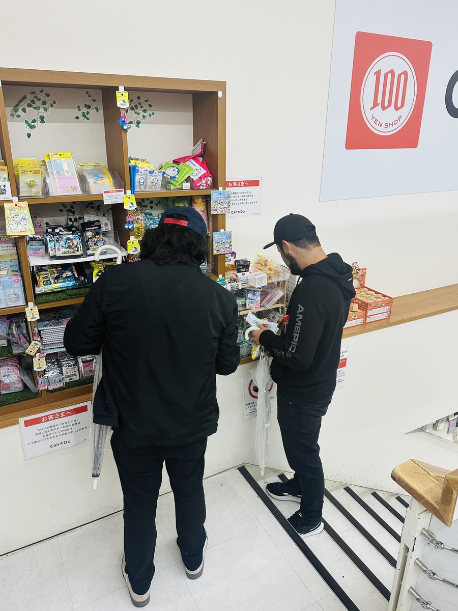 beastlight_mxjp's tweet photo. 【ツアーダイアリー】
「うそやろ？この店のおもちゃ全部100円？！」 https://t.co/atVXECZw0l