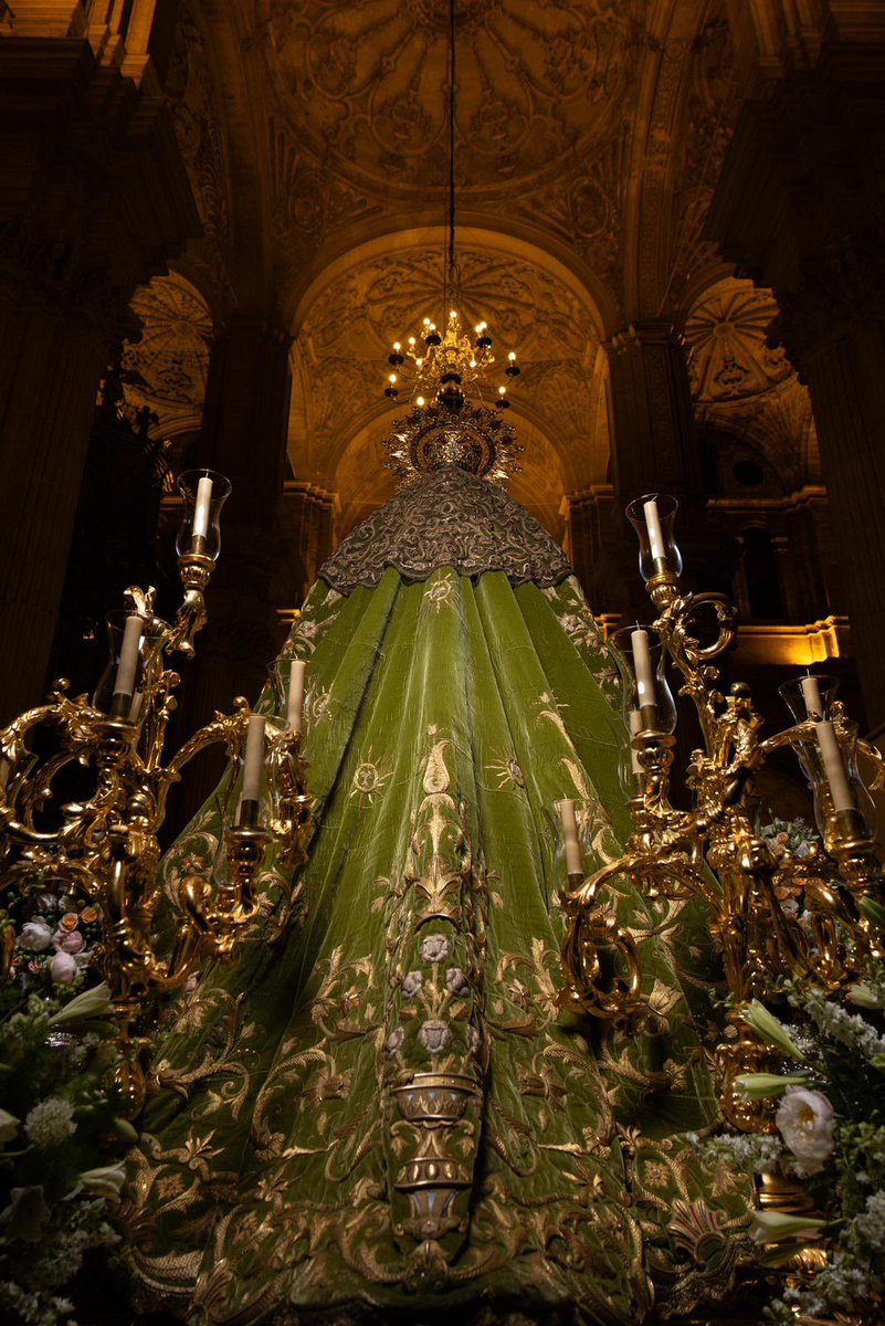 [#EsperanzaEnRoma] María Santísima de la Esperanza ya se encuentra en el trono de <a href="/AuxiliadoraMLG/">María Auxiliadora Málaga</a> para la procesión de vuelta a la basílica.

#CofradíasMLG