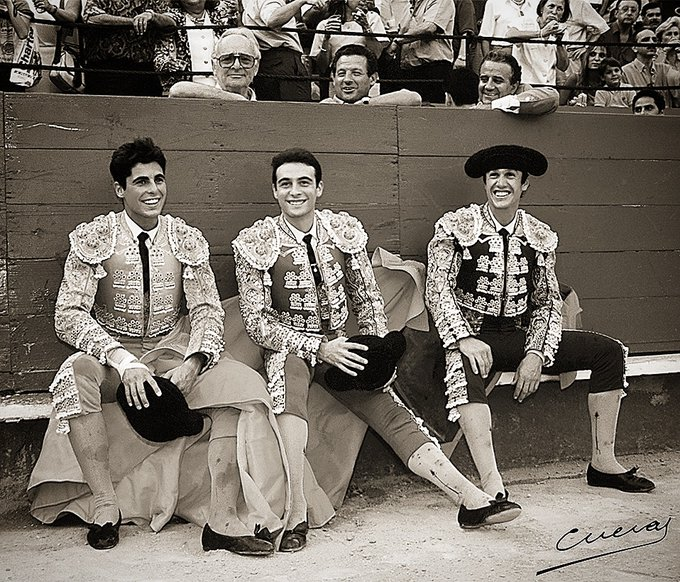 1996.
Tres toreros sonríen. Foto, Cuevas 
ForosToreros.Com 
¿Conocemos a los tres?