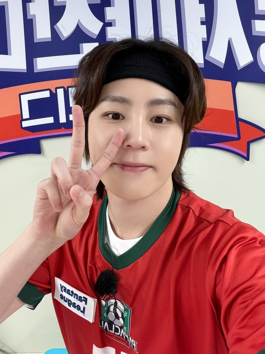 [#하성운] ⏰

잠시 후 7시 10분! JTBC <뭉쳐야 찬다 4>에 하성운이 출연합니다📺
아니 축구장에 바람이 왜 이렇게 불어?💨 어... 어? 저기 성운이 뛰어다닌다🩵

#HASUNGWOON #뭉쳐야찬다4