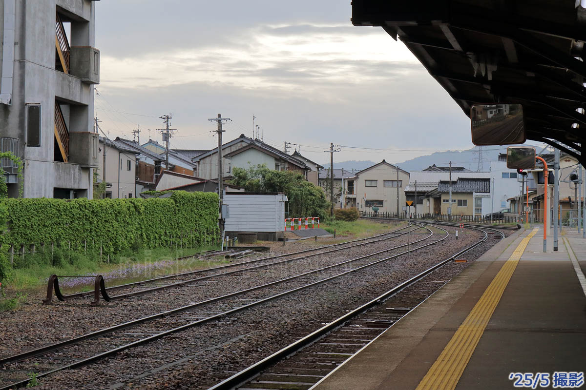 m3nisk's tweet photo. 25/5

列車はないけど氷見線の終点…氷見駅

2029年ごろにあいの風とやま鉄道へ移管予定なので、JR西の駅名標のうちに記録しておきたかった駅

この3日間で越美北線、城端線、氷見線の終着駅コンプリート https://t.co/0GNDrx0p8y