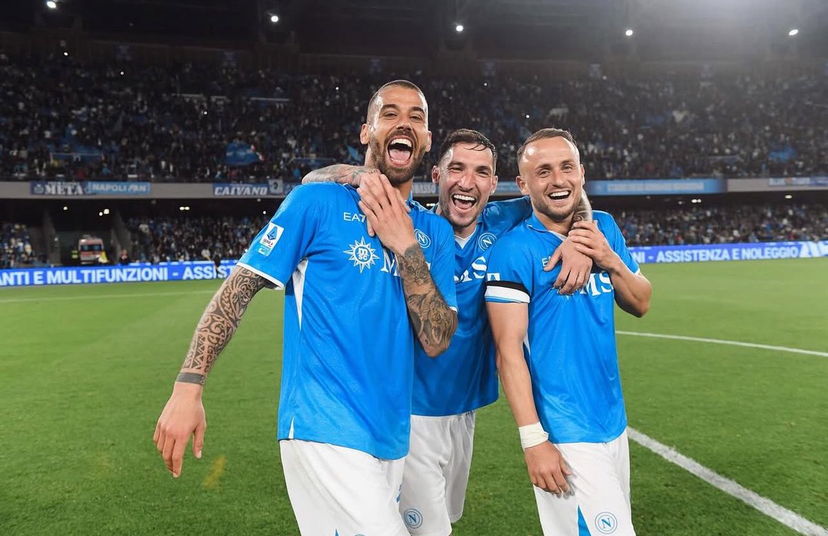 ACPerugiaCalcio's tweet photo. 🏆 #ACPerugiaCalcio si complimenta con @sscnapoli e soprattutto con Leonardo #Spinazzola, Matteo #Politano e Pasquale #Mazzocchi per la vittoria del campionato @SerieA 

👏👏👏👏

#SerieA #napolicampione https://t.co/9Uu5XgNxuW