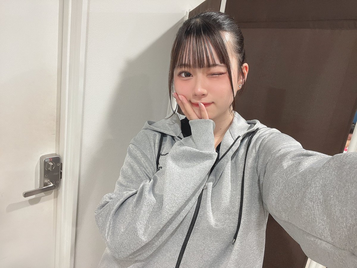 narumin_pdns's tweet photo. 🦋自己紹介🦋

改めまして、プリンセスは眠らないっ！青色担当鳴海愛梨です🦋

SNS⬇️
･SHOWROOM
https://t.co/2KEg4B2wJj
･TikTok
https://t.co/OuWWP9Pyqm
･CHEERZ
https://t.co/mzaS7xwRT4

フォロワー様2000人目指してます🔥
フォローよろしくお願いします‼️ https://t.co/1fAYKZXJM0