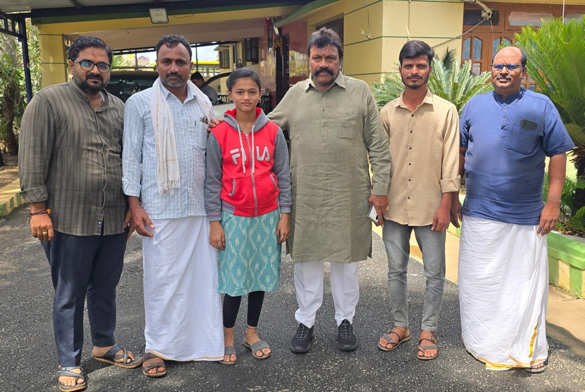 bcpatilkourava's tweet image. ಕೋಮಲ ಚನ್ನಗೌಡ ಬಸನಾಳ ರಟ್ಟಿಹಳ್ಳಿ ತಾಲೂಕ ಮಕರಿ ಗ್ರಾಮದವರಾದ ಇವರು ಅಂತಾರಾಷ್ಟ್ರೀಯ ಯೋಗ ಸ್ಪರ್ಧೆಗೆ ಆಯ್ಕೆಯಾಗಿದ್ದು ಇವರಿಗೆ ಆರ್ಥಿಕ ತೊಂದರೆಯಾದ ಹಿನ್ನೆಲೆಯಲ್ಲಿ ಅವರಿಗೆ 10000 ರೂಗಳ ಧನಸಹಾಯ ಮಾಡಲಾಯಿತು ಅವರು ಇನ್ನೂ ಉತ್ತುಂಗಕ್ಕೆ ಬೆಳೆಯಲೆಂದು ಹಾರೈಸಿ ಶುಭಕೋರುವಾಯಿತು.