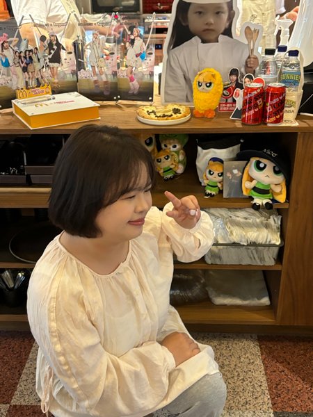 ZhuoxianW61419's tweet photo. 피자포르짜 망원본점 haerin생일
방문후기
새로운 친구도 만났어, 재미있군....
현장 장식들 너무 귀여웡
럭키 🍀 draw staff도 잘생겼어 ㅋㅋㅋ.

#NJZ #해린 #HAERIN
#HaeRins_Pizza_Town_Time          
#Hae_Pi_Time https://t.co/HYYU5lklIV