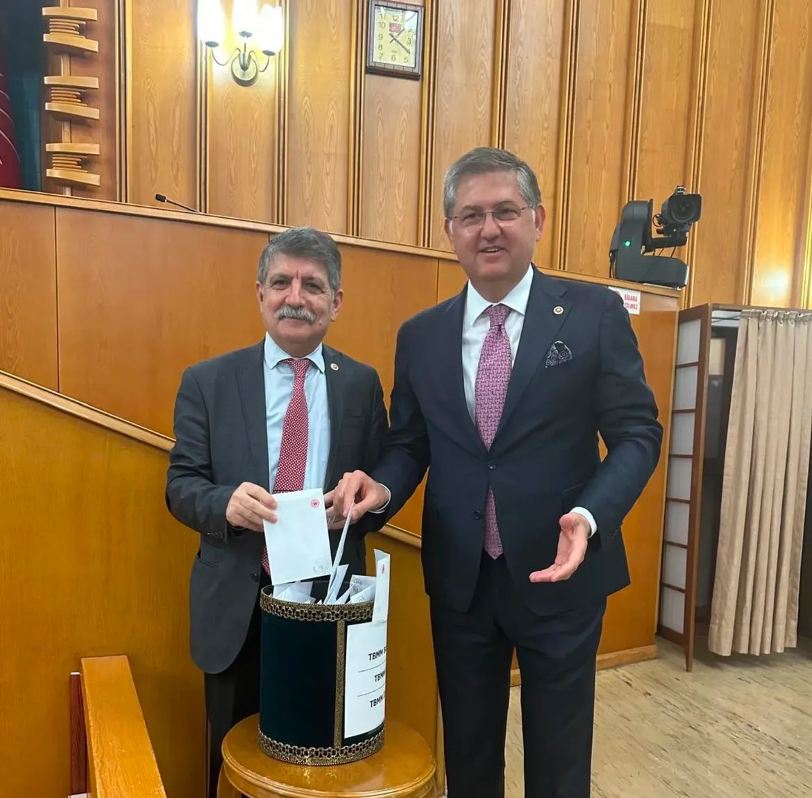 Hüseyin Cihan ÖZALTAN (@hcihanozaltan) on Twitter photo Cumhuriyet Halk Partisi meclis idari amirliğine seçilen milletvekilimiz Harun Özgür YILDIZLI ve TBMM CHP Grup yönetimine seçilen Milletvekilimiz Muhip KANKO’yu tebrik ediyor yürekten başarılar diliyorum.
<a href="/harunyildizli1/">Harun Özgür Yıldızlı</a>
<a href="/kanko_muhip/">Prof. Dr. Mühip Kanko</a> Cumhuriyet Halk Partisi meclis idari amirliğine seçilen milletvekilimiz Harun Özgür YILDIZLI ve TBMM CHP Grup yönetimine seçilen Milletvekilimiz Muhip KANKO’yu tebrik ediyor yürekten başarılar diliyorum.
<a href="/harunyildizli1/">Harun Özgür Yıldızlı</a>
<a href="/kanko_muhip/">Prof. Dr. Mühip Kanko</a>