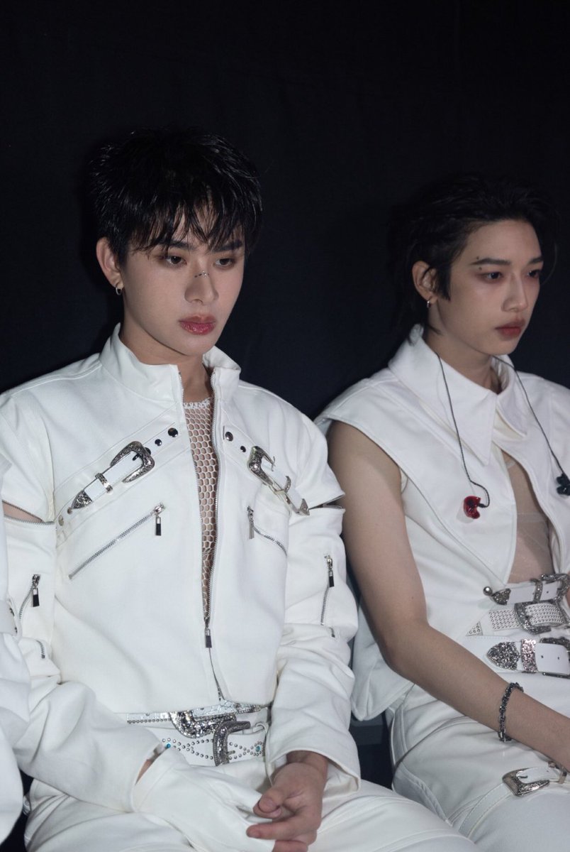 ( อยู่ๆก็ไปให้เขาอุ้ม )       ( นั่งตักคนอื่นทำไม )