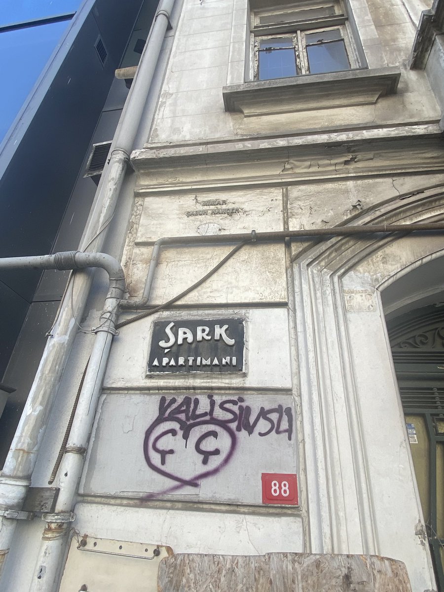 Halaskargazi caddesi Şark apartmanı (no 88). Ermeni mimar Sabuh Hançer’in bu binası Birinci Dünya Savaşı sırasındaki eklektik mimariyi çok güzel yansıtıyor. (1914-1915) İç dekorasyonunda Kütahya çinileri kullanılmış. Maalesef harap ve terk edilmiş durumda