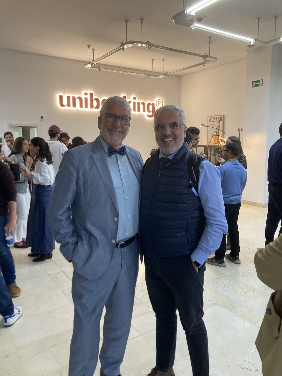 De "Thinkglao" con <a href="/GregorioLuri/">Gregorio Luri</a> 
Un grupo de jóvenes pensando sin hacer caso alguno a su teléfono móvil durante un buen rato... : "Salir del ruido, huir de los algoritmos de las redes sociales, escuchar al distinto y buscar la verdad [...]".​
itstimetothink.org/thinkglaos