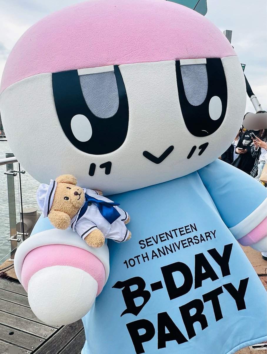 17gyuseok's tweet photo. ボンボンイがちょっとずつ近づいてきてくれてドアと撮ってくれた🥹

#SEVENTEEN #세븐틴 #HAPPY_BURSTDAY 
#SVT_10TH_B_DAY https://t.co/6TPm4PrK52