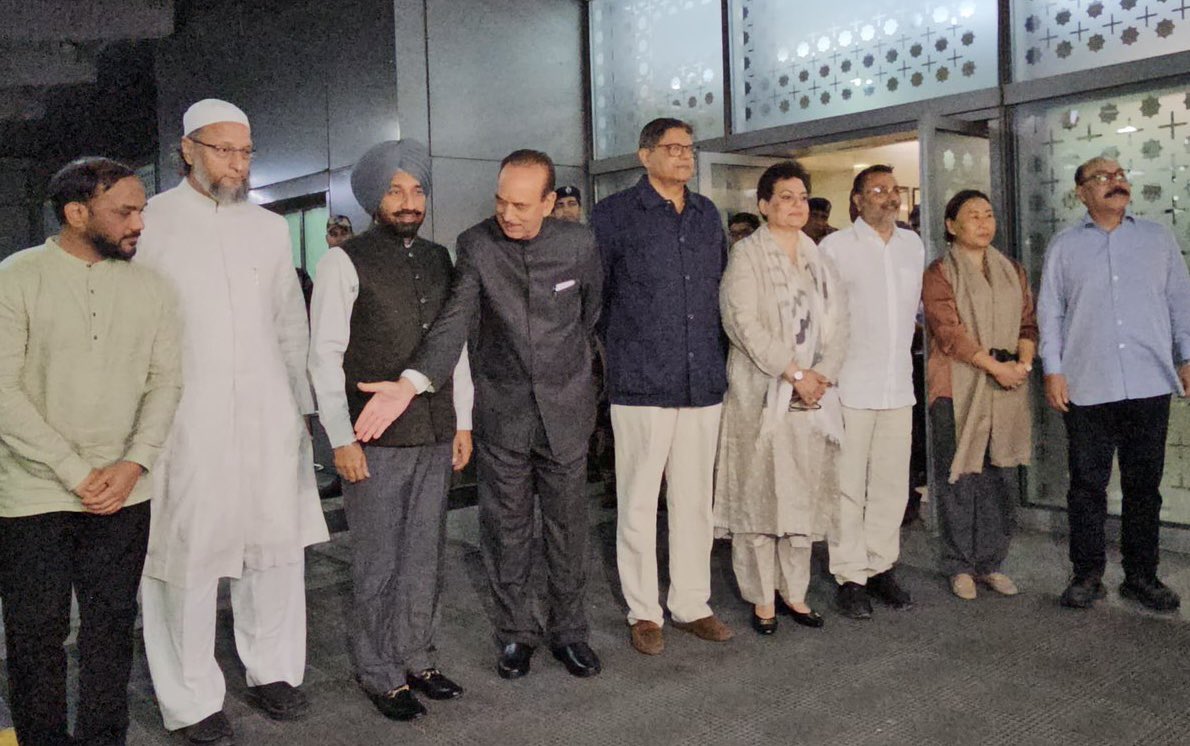 Chairman DPAP Ghulam Nabi Azad, along with other members of the all-party delegation, left Delhi earlier today. The delegation will visit Bahrain, Kuwait, the Kingdom of Saudi Arabia, and Algeria.