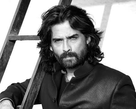 CinemaRareIN's tweet image. Actor #MukulDev passed away at 54 following a period of hospitalization due to health complications.

Started his career with Dastak (1996) opposite Sushmita Sen, he went on to star in a number of films across languages in India.

He also co-wrote Hansal Mehta&apos;s Omerta.

RIP 🙏