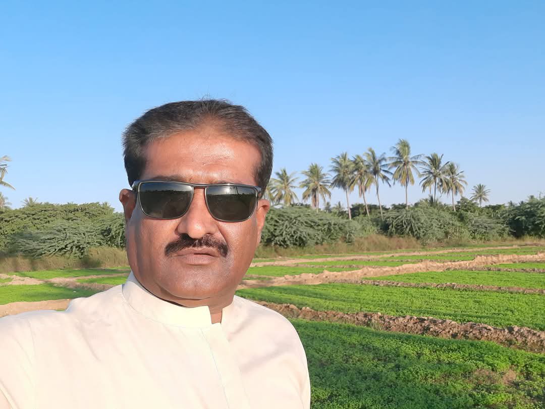 SammiBaluch's tweet photo. مشکے میں گزشتہ رات معروف صحافی اور انتخاب اخبار کے نمائندے عبداللطیف ولد جان محمد کو ریاستی اہلکاروں نے ان کے گھر میں رات تین بجے سوتے ہوئے، اہلِ خانہ کے سامنے فائرنگ کر کے قتل کر دیا۔

یاد رہے کہ اس سے قبل 28 فروری کو عبداللطیف بلوچ کے گھر سے ایک ہی خاندان کے آٹھ نوجوانوں کو آرمی کیمپ بلا کر حراست میں لیا گیا تھا۔ ان میں سے پہلے چار، پھر باقی چار افراد کو قتل کر کے ان کی لاشیں پھینک دی گئیں۔ ان مقتولین میں عبداللطیف کا بیٹا، نوجوان سیف بلوچ بھی شامل تھا۔

بلوچستان میں انسانیت سوز اور المناک واقعات کا سلسلہ روز بروز بڑھتا جا رہا ہے، مگر پاکستانی صحافی، انسانی حقوق کے علمبردار اور ریاستی ادارے اس سنگین صورتحال پر خاموش تماشائی بنے ہوئے ہیں۔ اگر کسی شہری کا قتل جرم ہے، تو یہ بھی تو سویلین ہی تھے جنہیں ان کے گھروں میں، سوتے ہوئے مارا گیا پھر اس پر خاموشی کیوں؟ کیا صرف اس لیے کہ وہ بلوچستان سے تعلق رکھتے ��یں؟ یا اس لیے کہ ان کا تعلق طاقتور اداروں یا اثر و رسوخ رکھنے والے خاندانوں سے نہیں ہے؟

جب ہم ان مظالم کے خلاف آواز بلند کرتے ہیں، تو ہمیں “پراکسی” اور “دہشتگرد” جیسے القابات دیے جاتے ہیں۔ حالانکہ ہم نے ہمیشہ سویلین کے ہر قتل کی مذمت کی ہے چاہے وہ ریاستی اداروں کے ہاتھوں ہو یا غیر ریاستی عناصر کے لیکن جو ہم سے پرتشدد واقعات کی مذمت کا مطالبہ کرتے ہیں وہ ریاستی اداروں کی طرف سے ہونیوالی انسانی حقوق کے پامالیوں پر کیوں خاموش ہیں، کیوں وہ ریاستی نمائندوں سے ان جرائم پر سوال نہیں اٹھاتے؟

وہ لوگ، جو ریاستی اداروں کے ان غیر انسانی جرائم پر خاموش ہیں، درحقیقت جانبدار ہیں۔ ان کی صحافت انسانی حقوق کا محض یک طرفہ ہے۔ انہیں غیر ریاستی عناصر کے مظالم تو نظر آتے ہیں، لیکن ریاستی اہلکاروں کے جرائم پر ان کی آنکھیں بند ہو جاتی ہیں۔

بی وائی سی (BYC) پر پروپیگنڈہ اور گمراہ کن بیانیہ نشر کرنے کے بجائے، پاکستانی مین اسٹریم میڈیا کو چاہیے کہ وہ بلوچستان آکر زمینی حقائق کی شفاف رپورٹنگ کرے اور بی وائی سی جو الزام لگا رہی ہے وہ سچ ��ور حقیقت ہیکہ نہیں۔ صرف اسی صورت میں ہم مان سکتے ہیں کہ آپ کی صحافت اور سیاست غیر جانبدار ہے۔ ورنہ خاموشی، جانبداری اور ظلم کی حمایت ہی سمجھی جائے گی۔