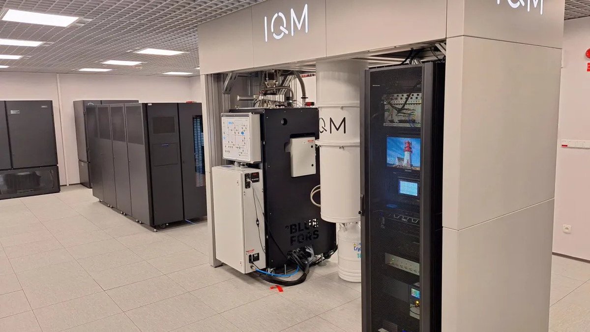 POLSKA Z PIERWSZYM KOMPUTEREM KWANTOWYM!

W Polsce uruchomiono pierwszy komputer kwantowy – Odra 5. Został opracowany przez firmę IQM Quantum Computers we współpracy z Politechniką Wrocławską.

Maszyna ma 5 kubitów i jest częścią Wrocławskiego Centrum Superkomputerowego. Mogą z