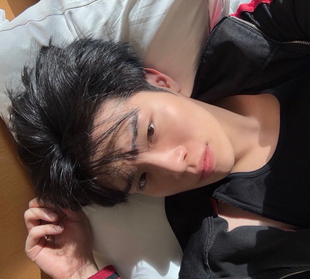 4ktaerae's tweet photo. this bed selca pose just reminded me of 🙂‍↕️😉 https://t.co/ZHao8zX2Ra
