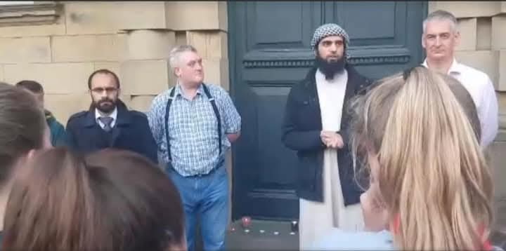 ScottBrerton's tweet image. Eight years ago today, Great Harwood chose love not hate, and came together on the Towngate to remember those killed and injured in the Manchester terrorist attack.❤️🐝