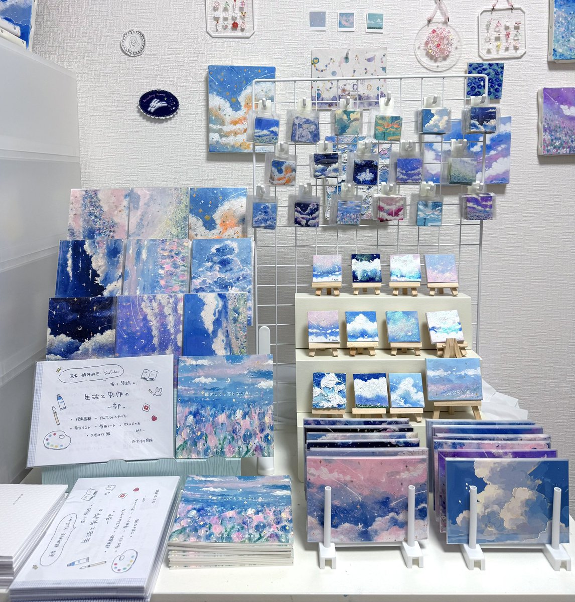 明日はついに　#関西コミティア73
アトリエで設営のイメトレ中。。。

5月25日(日)11:00〜15:00
インテックス大阪2号館

シールやポストカード、画集などのグッズとミニ原画用意していきます♪
今回新しく、生活と制作をまとめた本も作ったので必見！【M-63】でお待ちしてます！