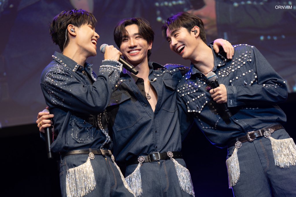 ornvim's tweet photo. 3 พี่น้องง น่ารักกกกก 😊

PERTHSANTA P10L JAPAN FM

#PERFECT10LINERSinJAPANR1
#PerthTanapon #KDPPE
#junniorrs #fforce_ https://t.co/gp8Xn0KG0o