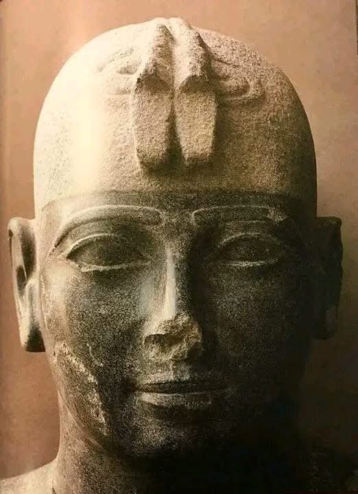 الحرب لامن تكون حرب سلطة الطرفين بحاولو يكسبو المواطن اللي هو الطرف التالت (المحكوم ) او دافعي الضرائب ، ده طبعا في الدولة العادية و الشعوب الواعيه البستغل مساءلة التصويت ..
لكن جيش يحافظ علي جنوده و يضحي بالمواطن دي حكر علي الجيش السوداني
اللهم ارحم عبادك تهارقا و بيا و خاليوت