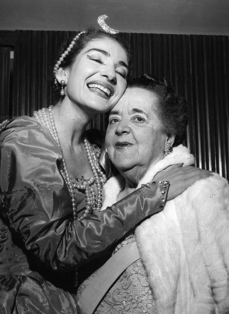 mariobianchi18's tweet photo. Il #24maggio 1883 nasceva #ElsaMaxwell. Pianista mancata, iniziò ad organizzare serate mondane a Monaco e Venezia: fu lì che incontrò #MariaCallas alla quale presentò Aristotele Onassis. La Maxwell, innamorata della Callas, tentò per anni di sedurla in ogni modo, senza successo. https://t.co/susjQlEon3