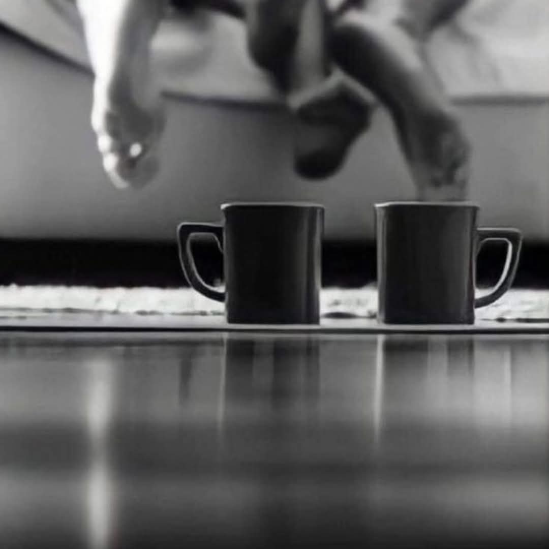 «El amor nace del deseo repentino de hacer eterno lo pasajero».
#RamónGómezdelaSerna ✒️