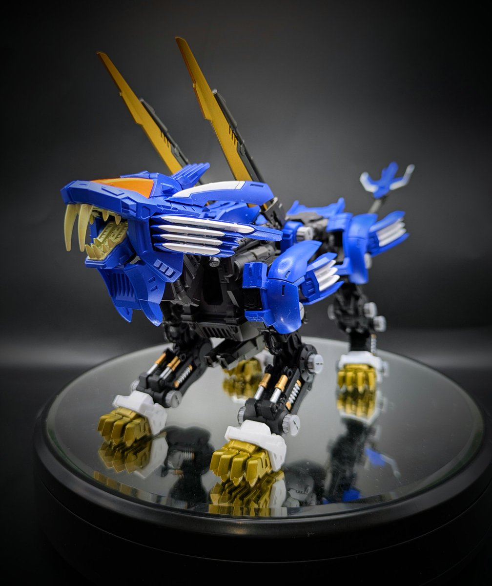 1207_zoids's tweet image. リアライズモデル ブレードライガー完成しました!アニメカラーを再現しつつ、脚部のディテールを塗り分けてます!
#ゾイド #ブレードライガー