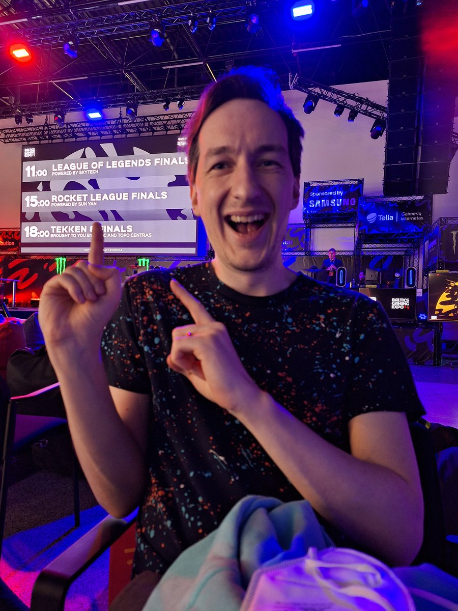 We are early birds today, with a fun day ahead of us. Will be watching LoL from the sidelines and then getting up and fired up for Rocket League action 🙌