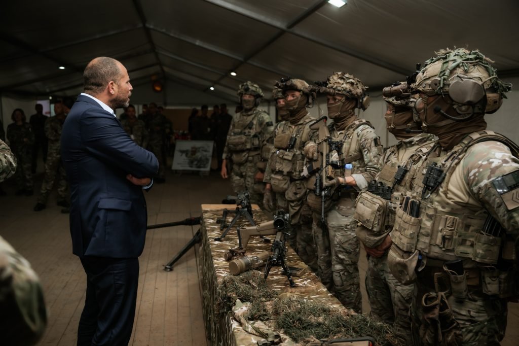 Na tussenstops in Duitsland, Polen en Litouwen heeft minister van Defensie Theo Francken zijn bezoeken aan de operatiegebieden afgerond bij het Belgische detachement in Roemenië, dat is ingezet in het kader van de Multinational Battlegroup van de #NAVO beldefnews.mil.be/minister-van-d…
