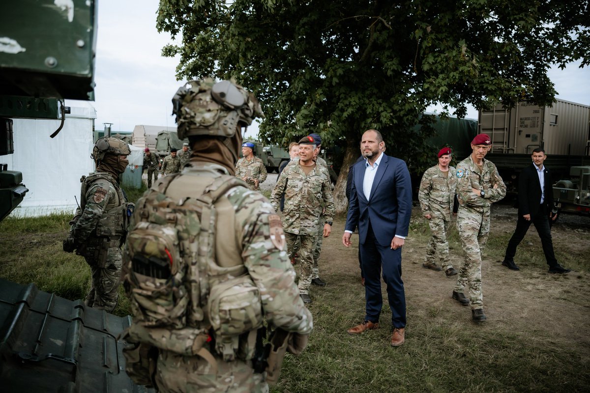 Après des étapes en Allemagne, en Pologne et en Lituanie, le ministre de la Défense Theo Francken a achevé sa tournée des opérations avec le détachement belge déployé en Roumanie, dans le cadre du Multinational Battlegroup de l’#OTAN beldefnews.mil.be/le-ministre-de…