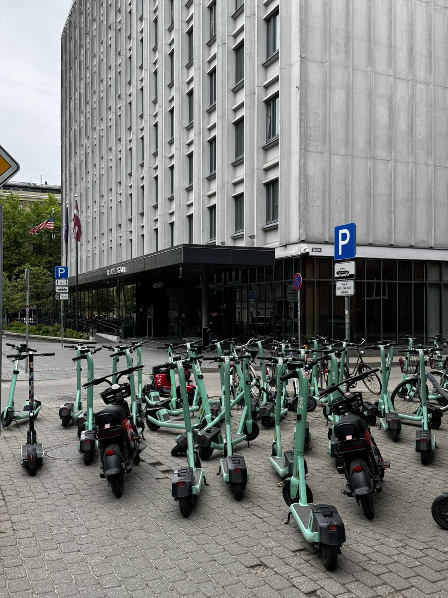 Bļeģ, Klusajā Centrā filmēs American Ninja vai Takeshy Castle? Ko tādu redzu pirmo reizi - absolūti nobloķēta iela. <a href="/RigasPP/">Rīgas pašvaldības policija</a> <a href="/RigasDome/">Rīga</a> <a href="/boltapp/">Bolt</a>