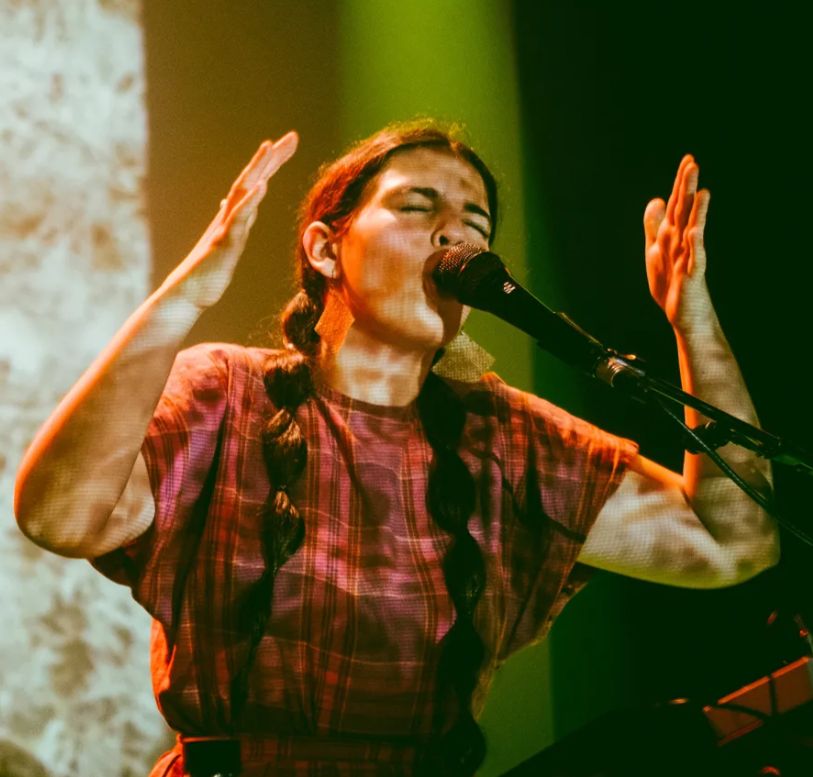 Interview on rhythmpassport.com with Ana Lua Caiano "Tradition In Loops, Resistance In Layers": tinyurl.com/sknzj7h4
Her album 'Vou Ficar Neste Quadrado' on Glitterbeat Records is distributed by Xango Music.
LP: tinyurl.com/2hds9fy9
CD: tinyurl.com/57txzba3